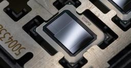 Первые фотографии процессоров Intel, которые выйдут лишь в 2023 году. Meteor Lake засняли вместе с другими продуктами прямо на фабрике Intel