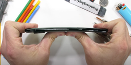 Google Pixel 6 Pro царапают, жгут и пытаются согнуть. Появилось видео с испытанием смартфона на прочность