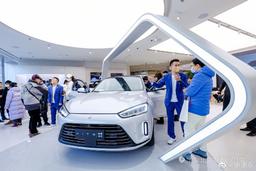 1200 км, разгон до «сотни» за 4,4 с, HarmonyOS, 2K-экран HDR, звуковая система на 1000 Вт. Первый автомобиль Huawei представили в уникальном концептуальном магазине компании