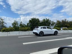 На дороге его путают с Porsche Macan. 1000 км без подзарядки, разгон 0 до 100 км/ч за 4 с, около 39 000 долларов от Huawei и Celes