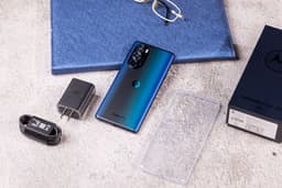 144 Гц, 60 и 50 Мп, Snapdragon 8 Gen 1, 5000 мА•ч, 68 Вт и Android 12 — за 470 долларов. Moto Edge X30 поступил в продажу