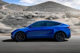 Tesla Model Y внезапно ускорилась, пробила ограждение моста и упала в реку. Опубликовано видео ДТП