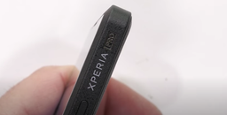 Странный смартфон Sony Xperia Pro за 2500 долларов попытались согнуть и поцарапать. Он прошёл тесты блогера JerryRigEverything