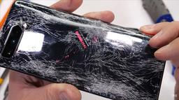 Один из самых мощных Android-смартфонов оказался очень хрупким. Asus ROG Phone 5 легко гнётся и ломается