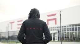 Tesla объясняет, почему покупать машину за Bitcoin — глупо