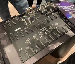 Представлена идеальная материнская плата для майнинга при помощи SSD и HDD. У нее 32 порта SATA