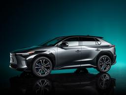 Представлен электромобиль Toyota bZ4X со штурвалом, большим экраном и беспроводной зарядкой для смартфона