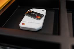 Восемь банков и Mastercard запустили в России оплату с помощью брелоков