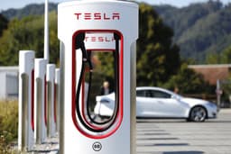 Все зарядные станции Tesla Supercharger будут обеспечены энергией из возобновляемых источников до конца года