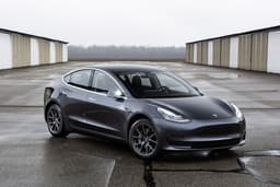 Мужчина просит Илона Маска продать ему 111 Tesla Model 3 за Bitcoin Cash