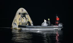 Космический корабль Crew Dragon успешно вернулся на Землю, и это стало первым за полстолетия ночным приводнением американского экипажа
