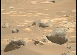 Песок и сине-зелёные камни. NASA опубликовало новую серию снимков марсианской пустыни