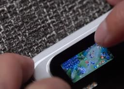 Удобно ли играть на смартфоне с экраном диагональю 1,1 дюйма? Пример Xiaomi Mi 11 Ultra показывает, что мини-дисплей вполне подходит для игр