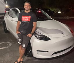 Илон Маск прислал машину Tesla бойцу UFC сразу же после полученного вызова на бой