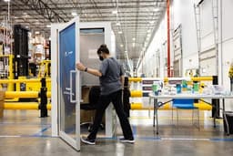 На складах Amazon появятся будки для уединённого просмотра видео