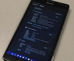 Windows 11 работает на шестилетнем смартфоне Lumia 950 XL. Как — показано в видеоролике