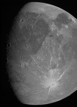 NASA опубликовало качественное фото крупнейшего спутника в Солнечной системе, полученное с небольшого расстояния