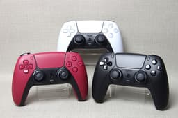 Новые DualSense для PS5 поступают в продажу. Живые фото чёрного и красного геймпадов