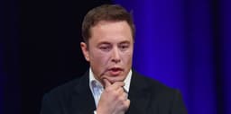 Tesla ошибочно принимает Луну за жёлтый сигнал светофора