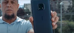 Роберто Карлос пытается уничтожить Nokia XR20, проверяя смартфон на прочность