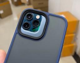 На iPhone 12 Pro надели чехол от iPhone 13 Pro. Это лучше всего показывает, насколько камера новой модели стала больше