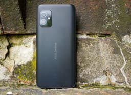Компактный флагман 2021 года получил весьма неплохой экран. Дисплей Asus ZenFone 8 оценили немногим ниже у iPhone 11 Pro Max