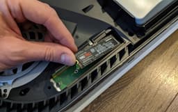 PlayStation 5 и тут обошла Xbox Series. Пользователи уже могут установить внутрь дополнительный SSD, причём поддерживаются очень многие модели