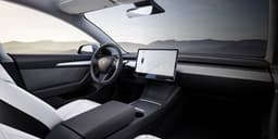 Машины Tesla теперь поддерживают русский язык. А ещё в обновлении появился режим для автомойки
