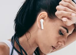 На Apple Airpods пришлось 40% продаж беспроводных наушников в России
