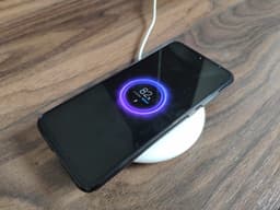 По стопам Apple и даже дальше: Xiaomi замедлит зарядку смартфонов при установке «чужих» батарей
