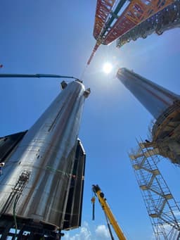 SpaceX не смогла установить космический корабль Starship на ракету Super Heavy — помешал сильный ветер