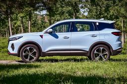 Дешёвый кроссовер с полуавтопилотом, голосовым управлением и гибридом: Chery Tiggo 7 Plus уже доступен для предзаказа в Китае