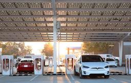 Реферальные программы Tesla для электромобилей и солнечных батарей закрыты