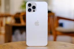 Врезанная фронтальная камера и 48-мегапиксельная основная. iPhone 14 получит экран, как у нынешних Android-флагманов, но по разрешению камеры всё равно уступит