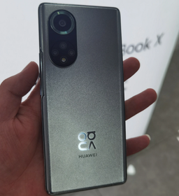 Новый смартфон Huawei впервые показали вживую в руках пользователя: опубликованы фотографии Nova 9