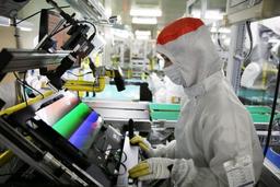 Samsung Display рассчитывает использовать для изготовления OLED-панелей на подложках Gen 8 вертикальное осаждение