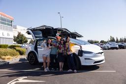 Tesla начала поставки модернизированного электромобиля Model X с «великолепным» интерьером