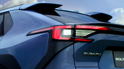 Первый электромобиль Subaru, который является копией машины Toyota. Представлен кроссовер Solterra