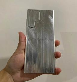 Так Galaxy S22 Ultra будет лежать в руке. Алюминиевый макет нового флагмана Samsung показали на фото и видео