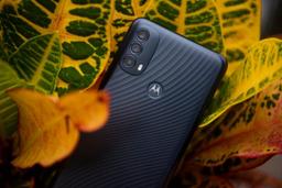 Представлена очень доступная Motorola с 90-герцевым экраном, IP52 и Android 11 Go Edition: Moto E30 предлагается в Европе за 129 евро