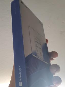 С новым меню Пуск в самом центре. На фото показали коробку Windows 11 Pro