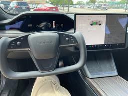 Руль вместо штурвала для Tesla Model S стоит от 2300 до 3500 долларов