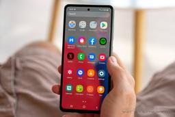 Samsung не сбавляет темп: популярный смартфон Galaxy A52s 5G получил Android 12 и One UI 4