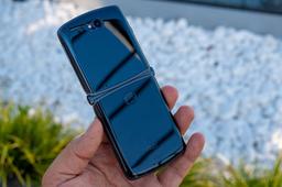Snapdragon 8 Gen 1, AMOLED 120 Гц без складки, 12/512 ГБ, NFC, UWB. Motorola Razr 3 рассекречен