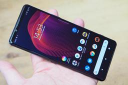Представленный в апреле смартфон Sony Xperia 5 III всё ещё не вышел в России, но его уже можно купить в США чуть дешевле
