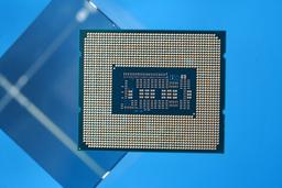Разогнанный 4-ядерный Core i3-12100F за 100 долларов обходит 6-ядерный Ryzen 5 5600X и даже флагманский 10-ядерный Core i9-10900K в играх
