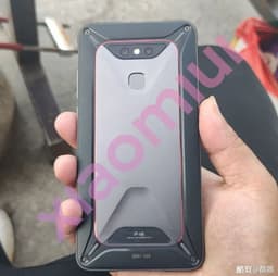Таким должен был быть первый смартфон Poco с защитой IP68. Живые фото Poco X1