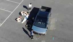 Tesla Cybertruck показали вживую на видео