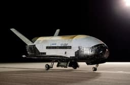 Американский космоплан Boeing X-37B вернулся на Землю спустя 908 суток пребывания на орбите. И это рекорд