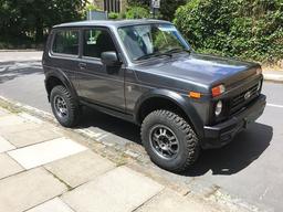 В Великобритании продают последнюю новую Lada Niva. За неё просят почти 27 000 долларов
